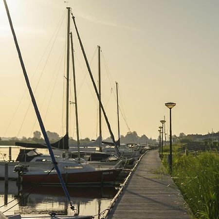 Waterchalet Number 6 Recreationpark Yn'E Lijte Grou Met Ligplaats Boot Villa Exteriör bild