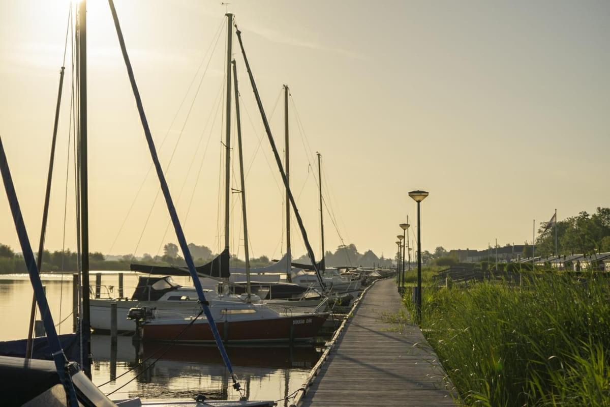 Waterchalet Number 6 Recreationpark Yn'E Lijte Grou Met Ligplaats Boot Villa Exteriör bild