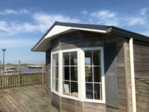 Waterchalet Number 6 Recreationpark Yn'E Lijte Grou Met Ligplaats Boot Villa Exteriör bild