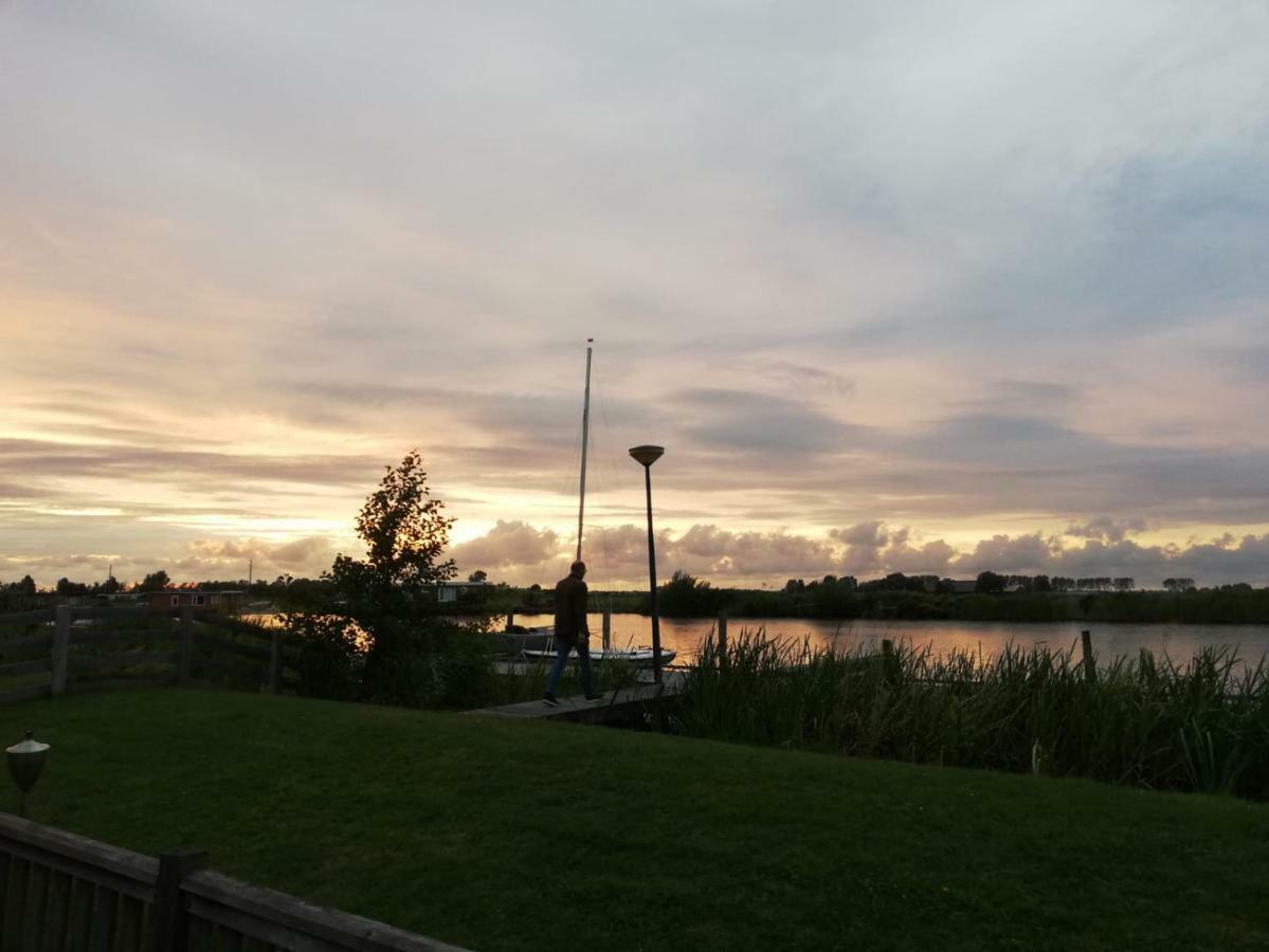 Waterchalet Number 6 Recreationpark Yn'E Lijte Grou Met Ligplaats Boot Villa Exteriör bild
